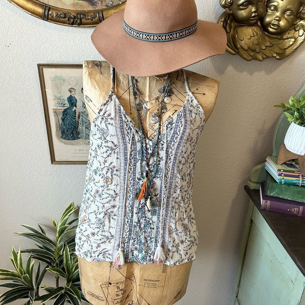 LUQ Stitch Fix Colorful Floral Paisley Boho Tassel Sleeveless Blouse Sz M Trendy